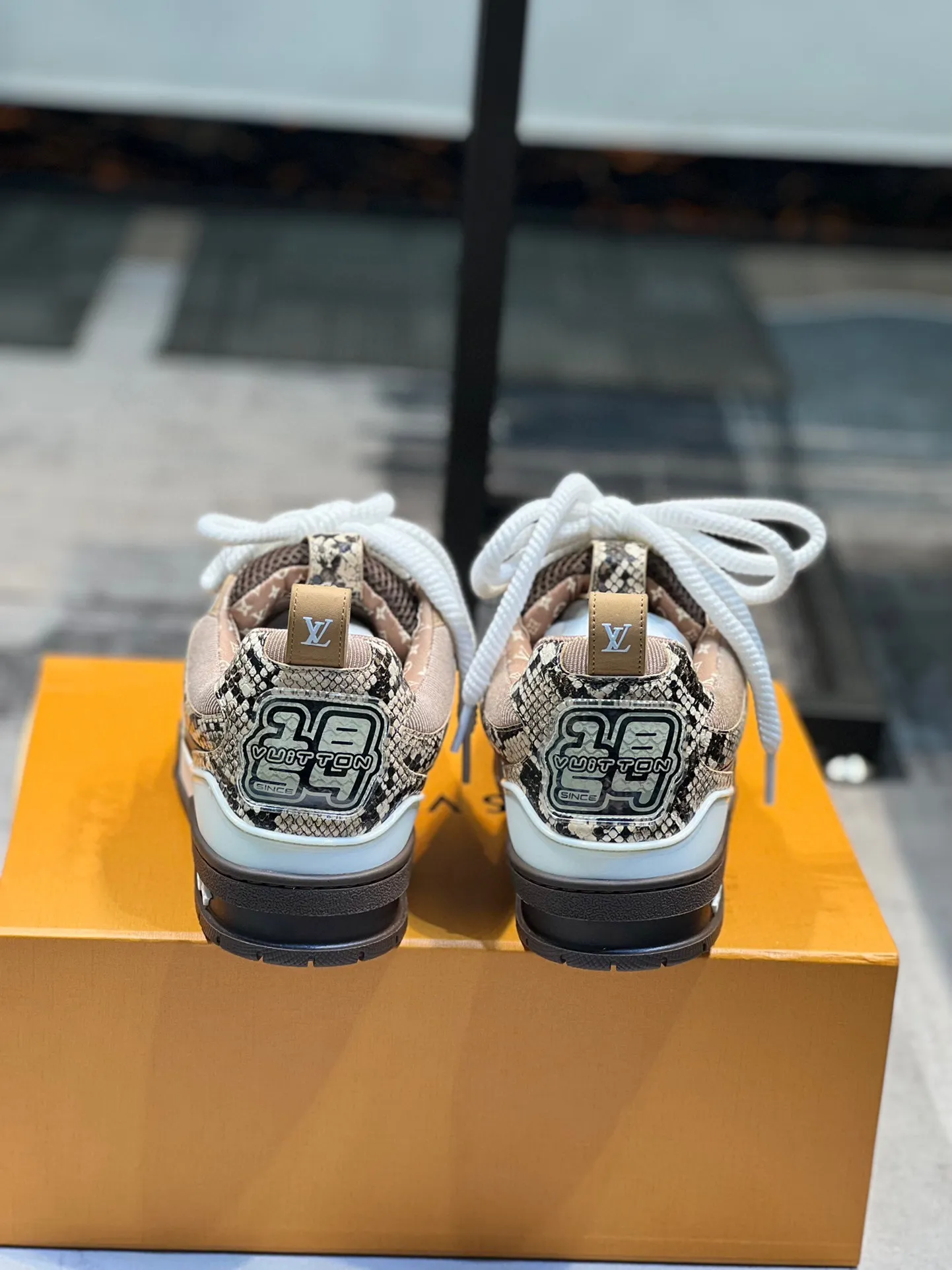 Men's men's shoes💰800 LV top version new style purchasing quality LV~Louis Vuitton LV TRAINER's best-looking sneakers, donkey brand strongly promotes new products, official website limited edition retro basketball sneakers! Both high-top and low-top models spent money to purchase 1:1 accurate reproductions of the originals. The details are invincible and full of sincerity. The imported custom-made original cowhide leather is the same as the original package. The details are 100% restored. The private model customizes the original one-piece TPU outsole. It is different from other brands. Without the original version, this effect cannot be achieved!                Men's and women's models 35-40 39-45 (46 is custom-made and cannot be returned or exchanged)